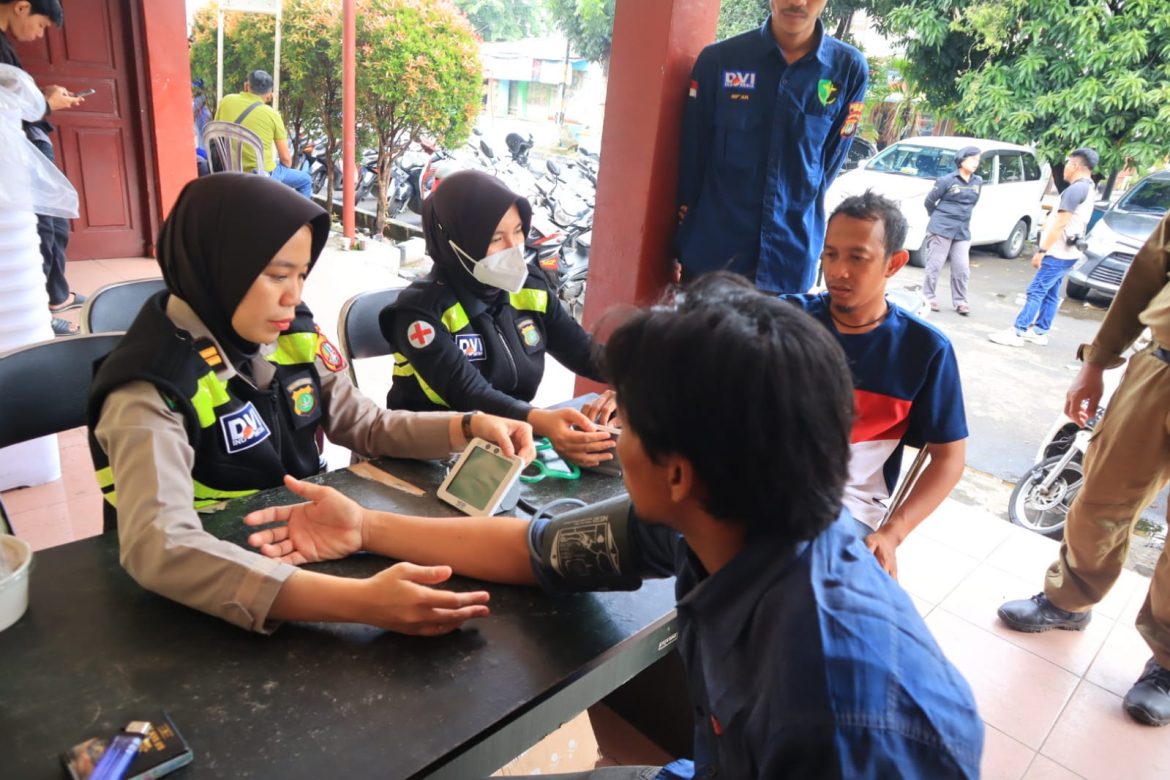 TIM DOKKES POLRES METRO BEKASI KOTA LAKSANAKAN PEMERIKSAAN KESEHATAN PADA PETUGAS PPK BEKASI SELATAN