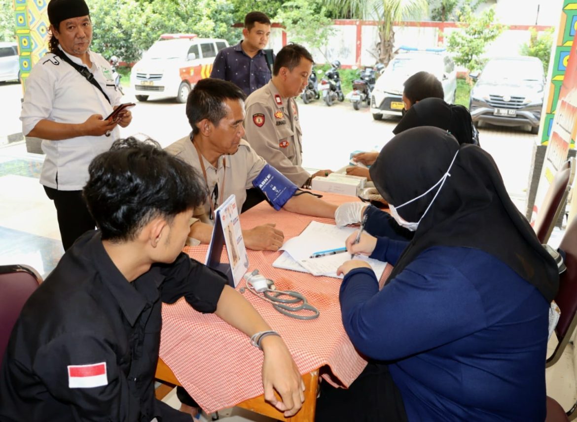 PEMERIKSAAN KESEHATAN BAGI PETUGAS PPK PEMILU 2024 TINGKAT KECAMATAN OLEH SIE DOKKES POLRES METRO DEPOK