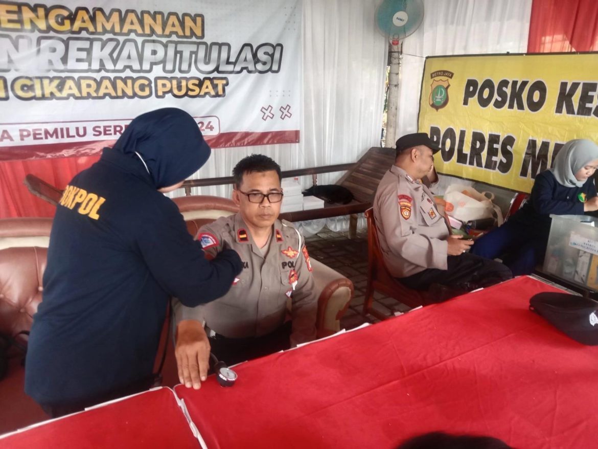 Polres Metro Bekasi Berikan Dukungan Kesehatan Kepada Petugas PPK Dan Personil Pengamanan TPS.