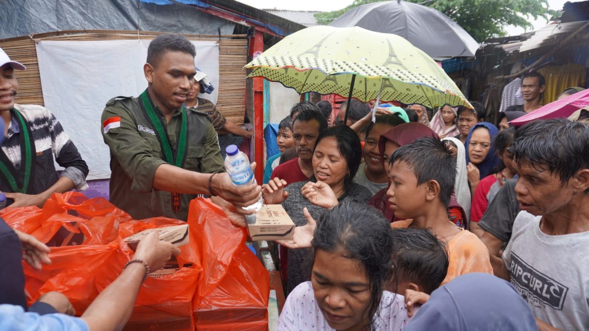 Peduli sesama, BEM Unindra bakti sosial bagikan ratusan nasi box gratis ke masyarakat slum area