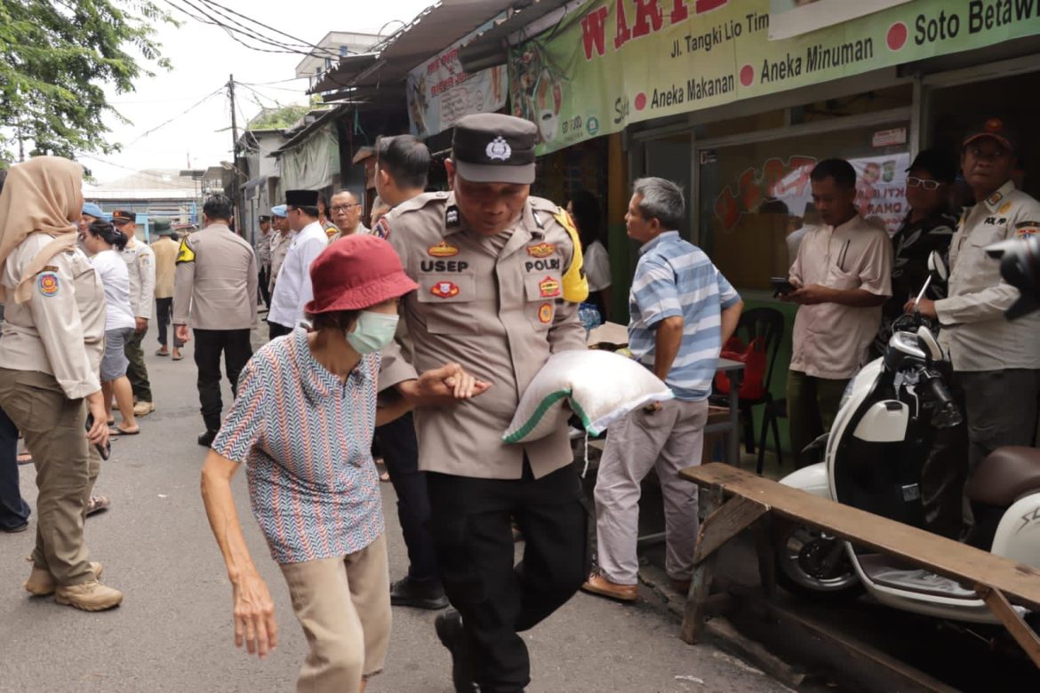 Polres Metro Jakarta Barat dan Polsek Metro Tamansari Gelar Bakti Sosial Salurkan 350 Paket Beras ke Slum Area.