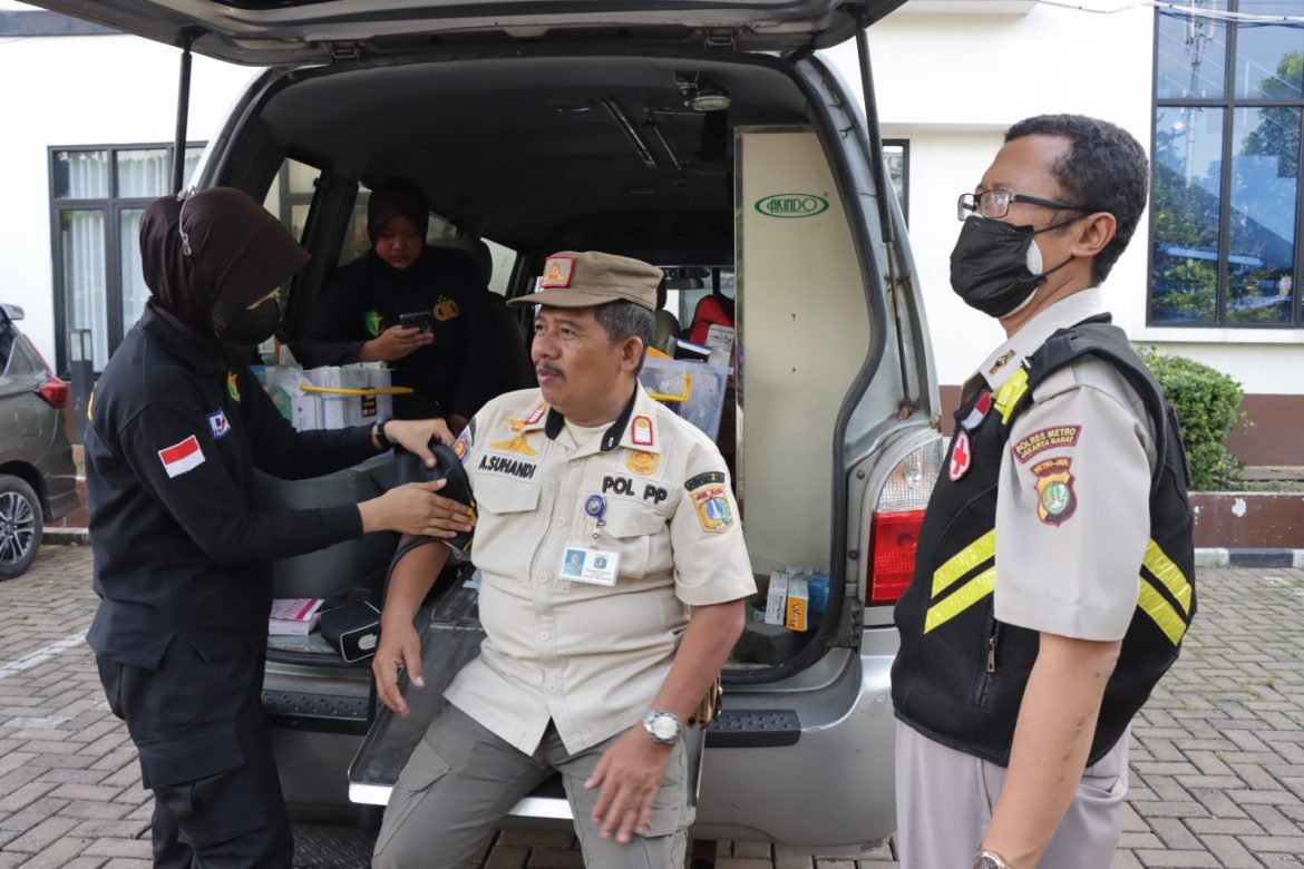 Polres Metro Jakbar Gelar Kegiatan Bhakti Kesehatan Pengobatan Umum Gratis di Kecamatan Cengkareng