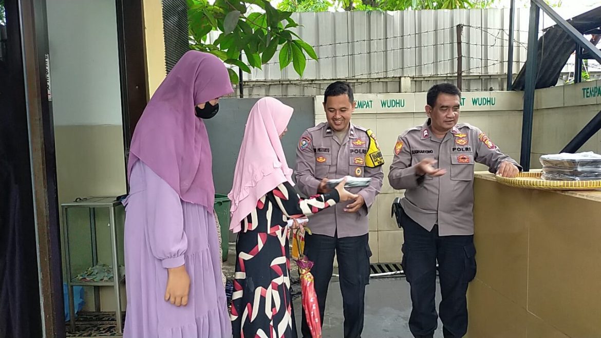 Berkah Ramadhan, Polsek Cakung Berbagi Beri Santunan Kepada Anak Yatim