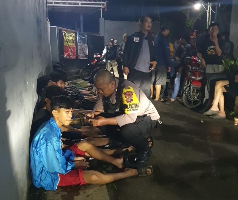 Anggota Bhabinkamtibmas Kelurahan Bojong Pondok Terong Bersama Pokdar Kambtibmas & Warga Berhasil Menggagalkan Remaja yang Akan Tawuran