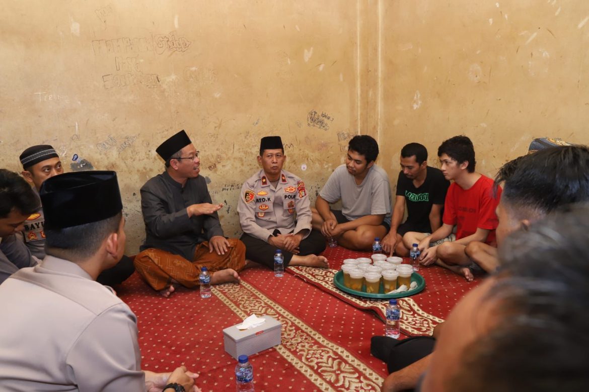 Buka Bersama Para Tahanan, Kapolsek Mampang : “Jauhi Hal Negatif”