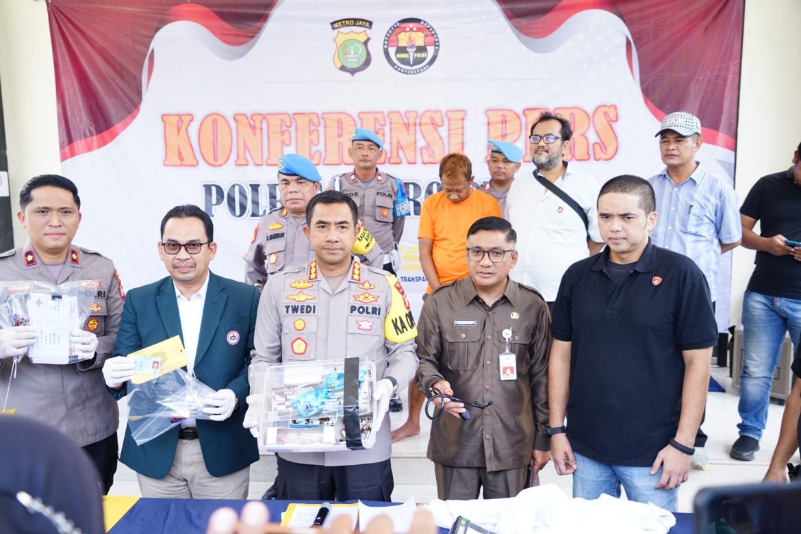 Kapolres Metro Bekasi Pimpin Konferensi Pers Penangkapan Dokter Gadungan