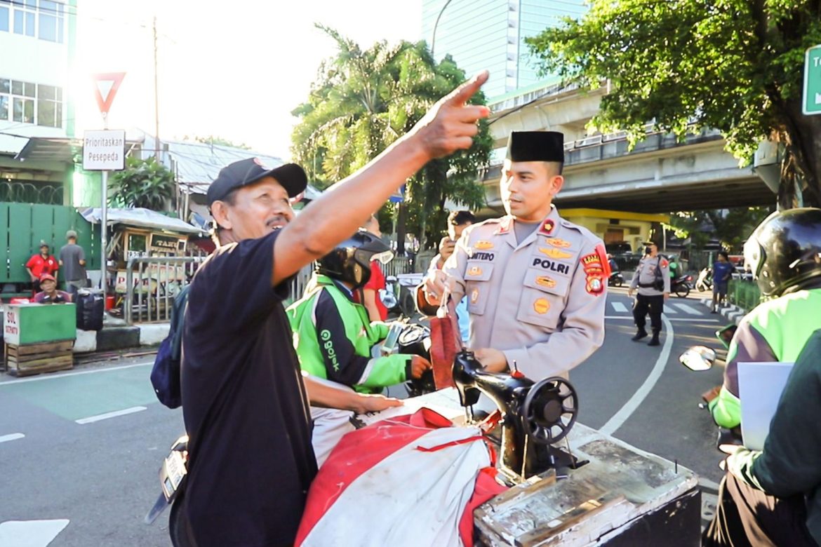 Ramadhan Berkah Kapolsek Mampang Bagi-Bagi Takjil