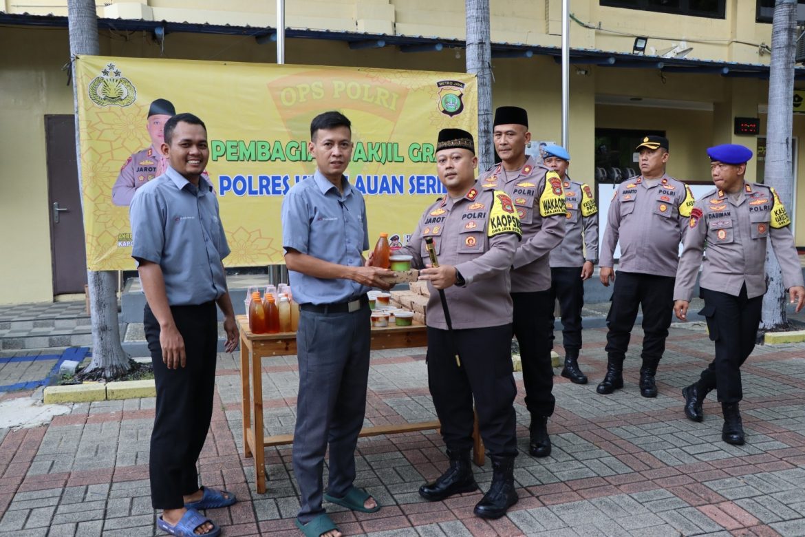 Pembagian Takjil Gratis oleh Polres Kepulauan Seribu Mewujudkan Kondisi Kamtibmas yang Kondusif di Bulan Suci Ramadhan