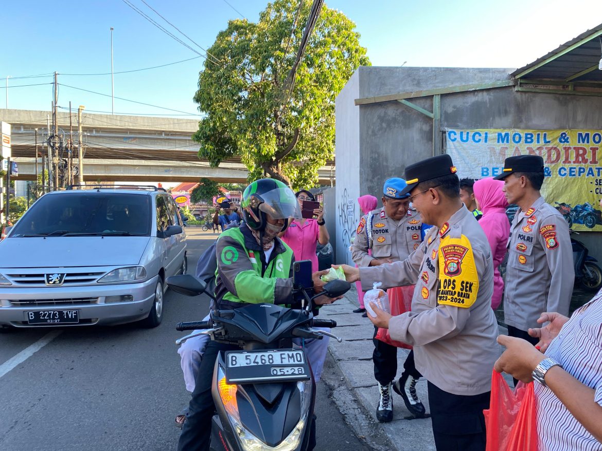 Polsek Duren Sawit Bersama Bhayangkari Bagikan Takjil