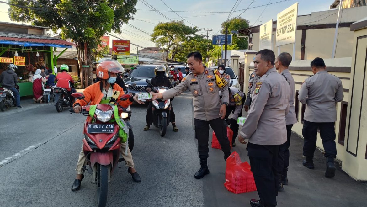 Polsek Beji Bagikan Takjil Berbuka Puasa kepada Masyarakat