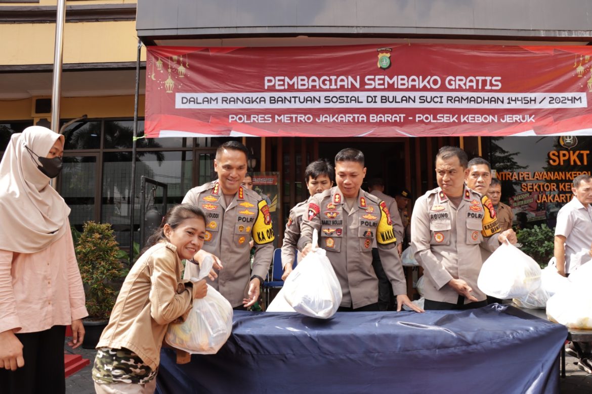 Tebar kebaikan Polres Metro Jakarta Barat dan Polsek Kebon Jeruk Bagikan 350 Paket Sembako Gratis