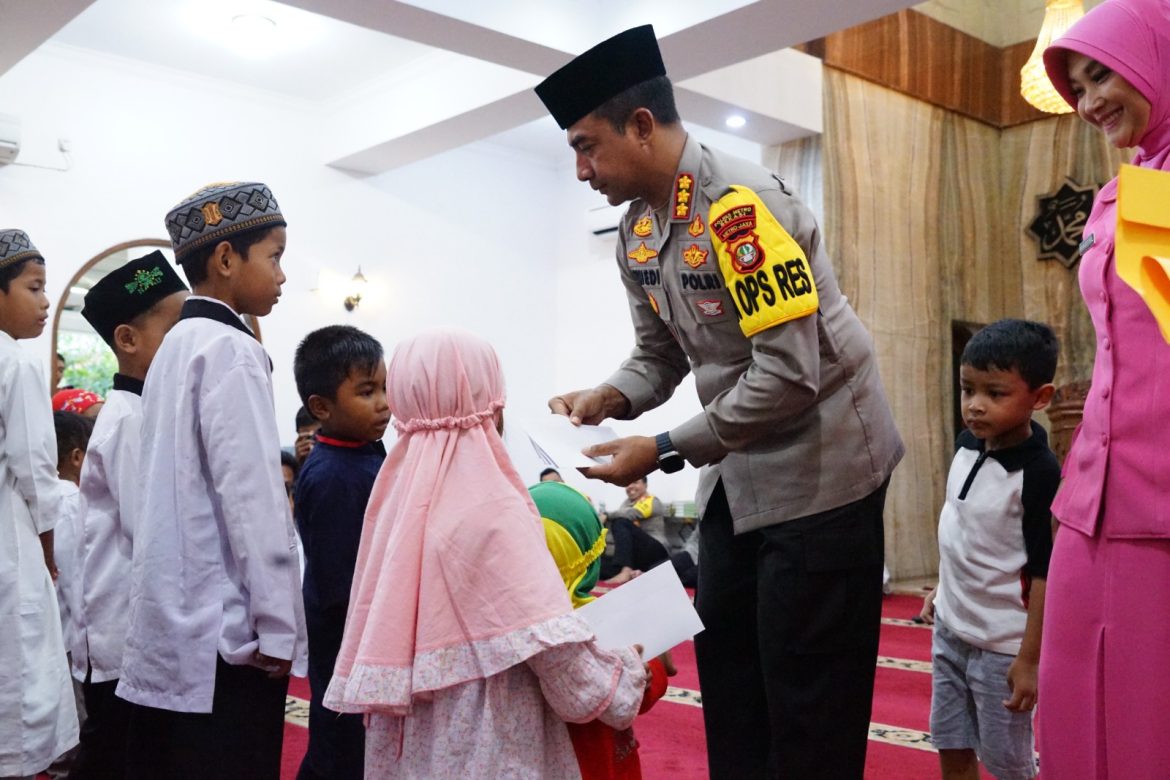 Kapolres Metro Bekasi Gandeng Forkopimda Gelar Buka Puasa Bersama dan Santunan untuk Anak Yatim dan Dhuafa