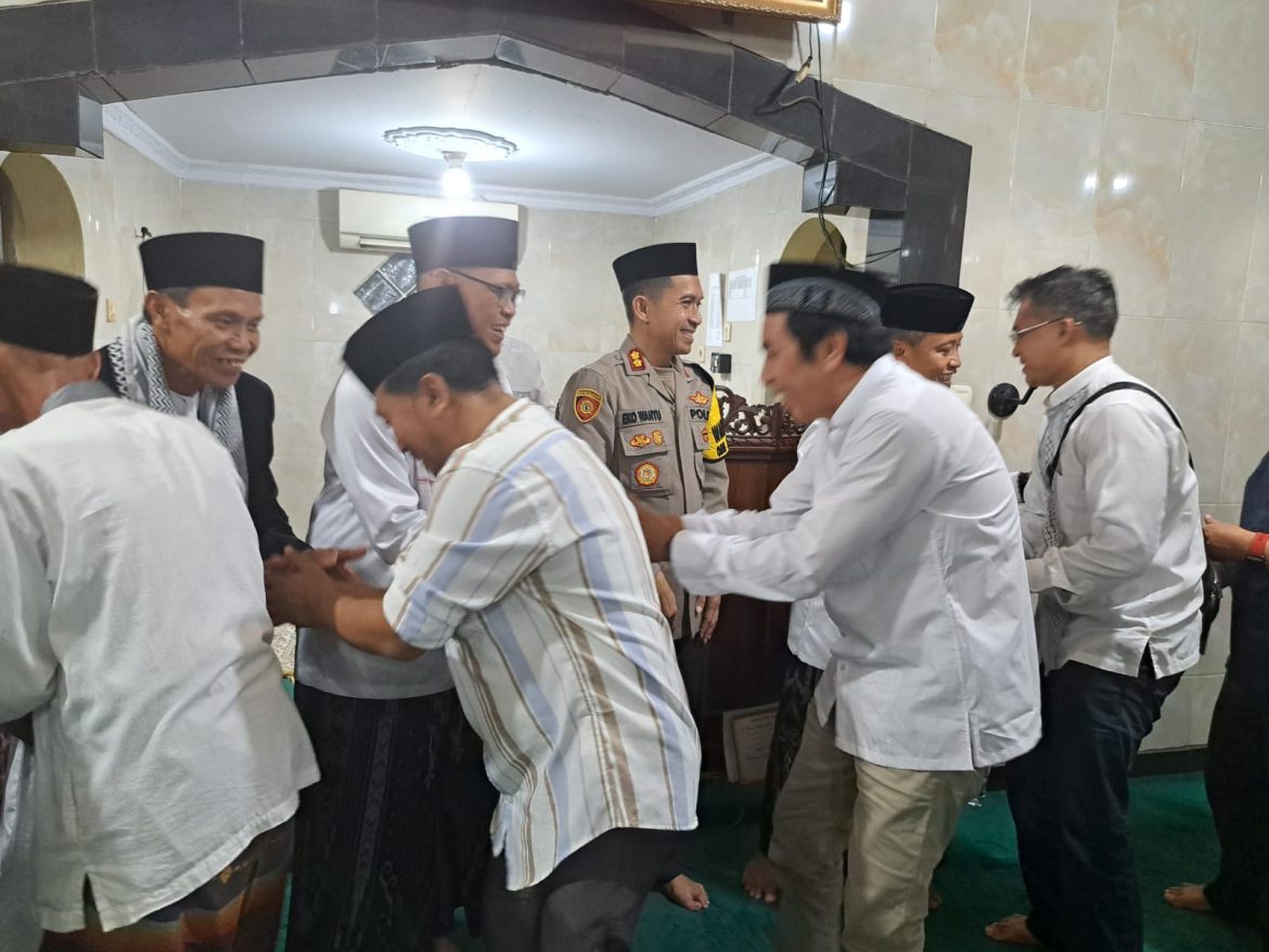 Shalat Tarawih Bersama Wakapolrestro Depok dan Forkopimda di Masjid Jami Al Hidayah Cilodong