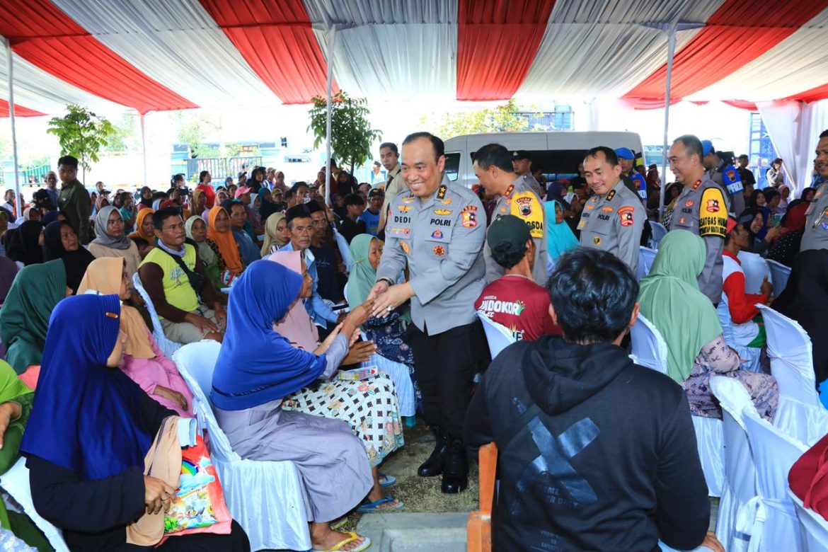 As-SDM Kapolri dan Rombongan Hibur Anak-anak Korban Banjir Demak di Posko Trauma Healing