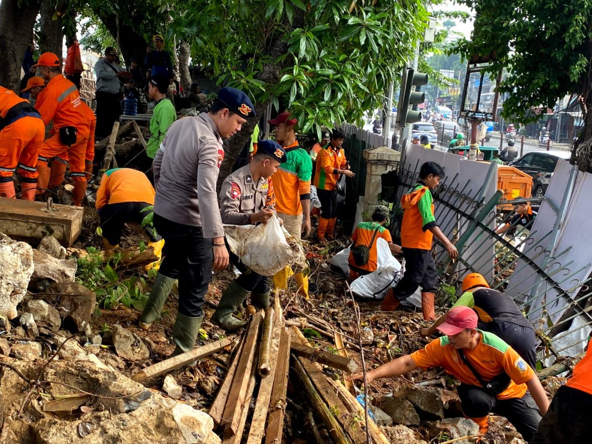 Upaya Polisi Dan 3 Pilar Dengan Adanya Tanggul Jebol di TL Pertigaan HeK Kramatjati