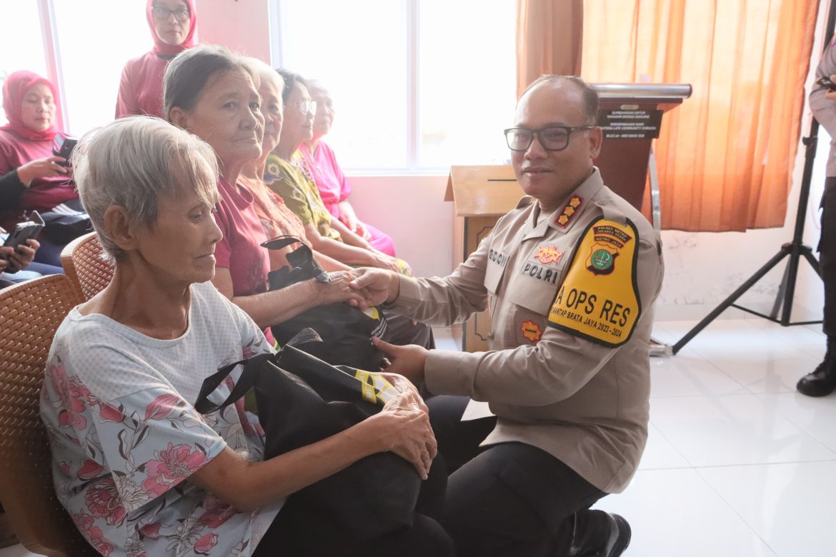 Minggu Kasih di Rumah Panti Jompo, Kapolres Metro Jakut Serahkan Kursi Roda