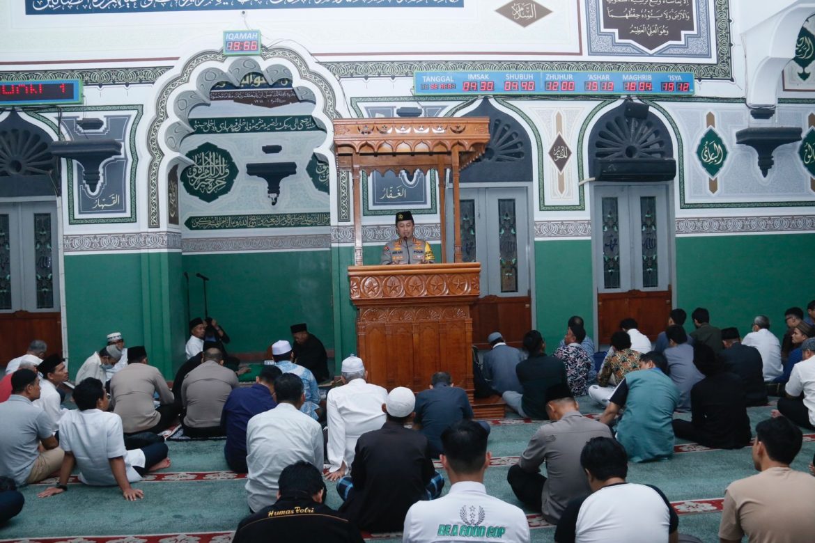 Ini Pesan Kabid Humas Polda Metro Jaya Saat Tarawih Keliling di Masjid Agung Al-Azhar Jaksel.