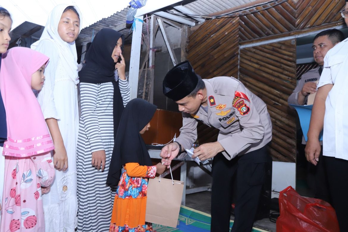 Kapolsek Mampang Bukber Bareng Warga Slum Area, Santuni Anak Yatim