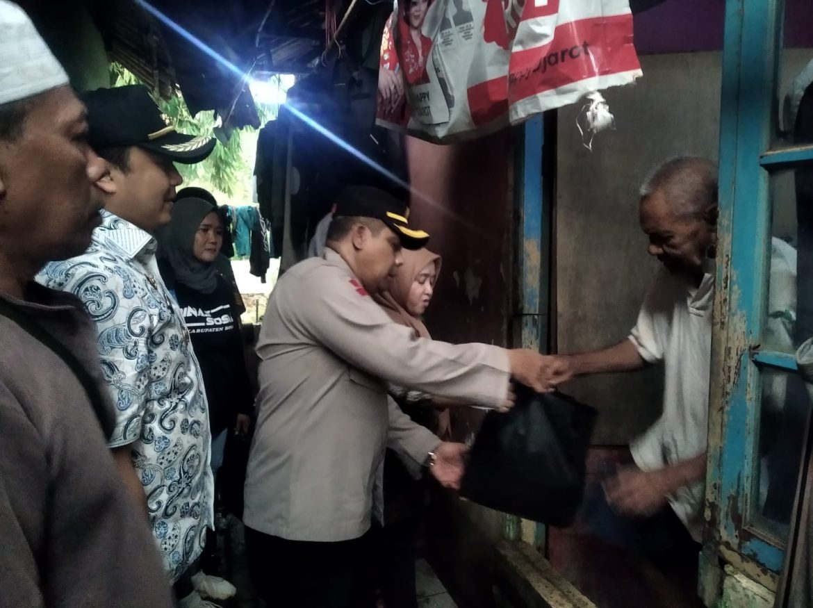 Polres Metro Depok Gelar Bakti Sosial Kepada Masyarakat di Slum Area