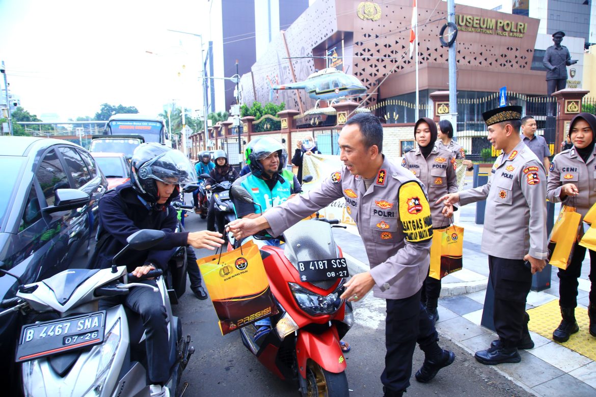 4 Jenderal Polri Kompak Bareng Polwan dan Wartawan Sebar Kebaikan di Bulan Ramadan