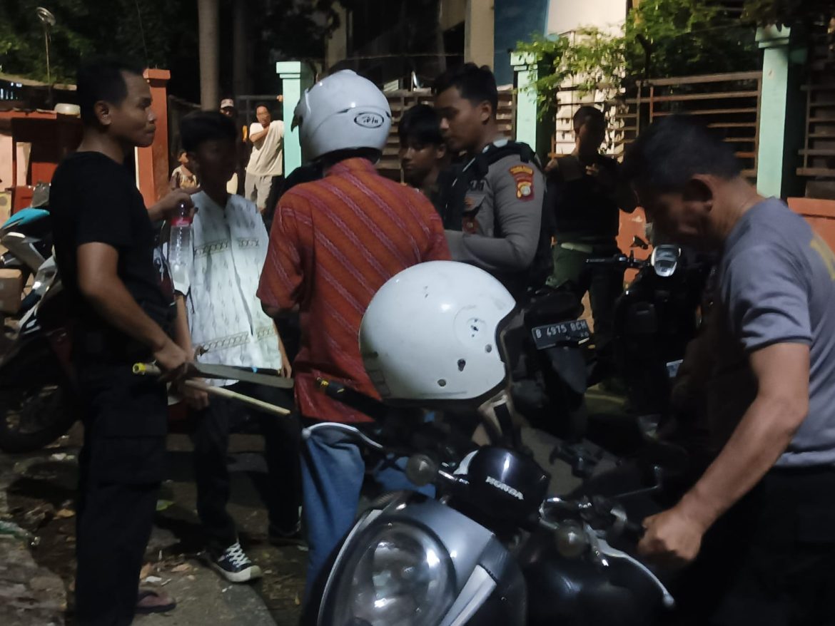 Remaja Konvoi Membawa Bendera, Petasan Dan Sajam Diamankan Polsek Kemayoran.