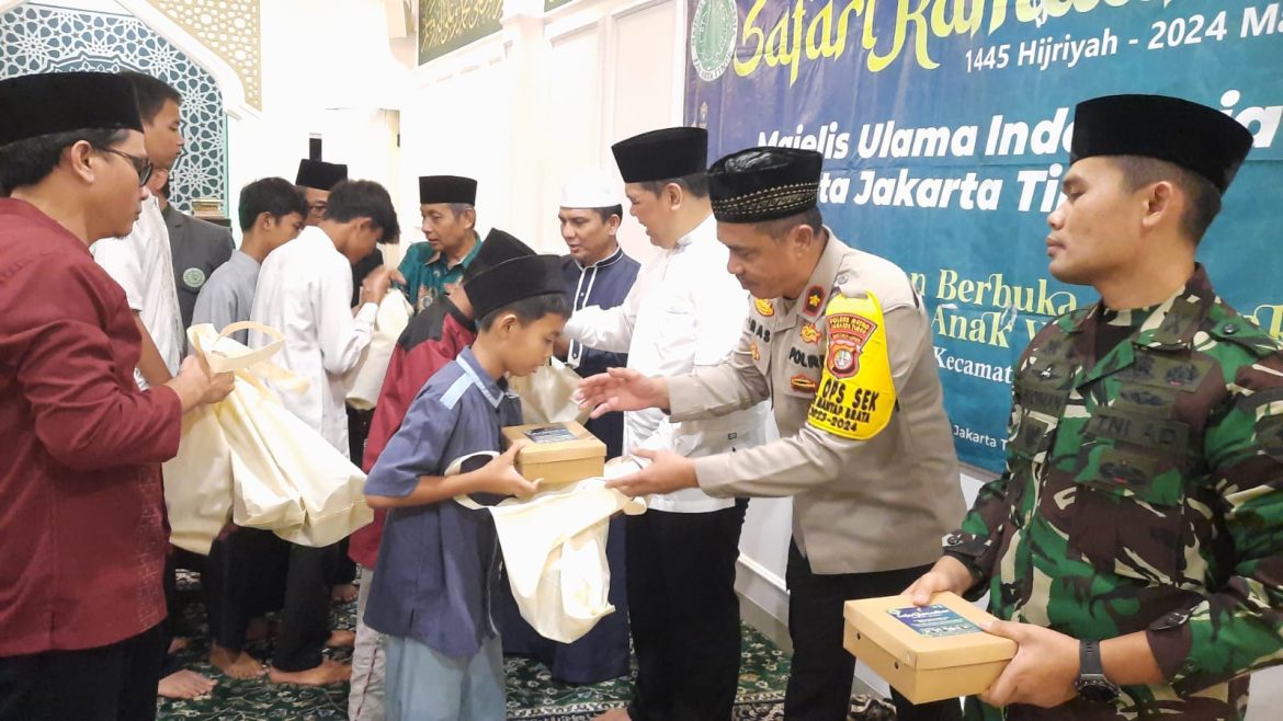 Kapolsek Matraman Bersama MUI Jakarta Timur Berbagi Berkah Di Bulan Ramadhan