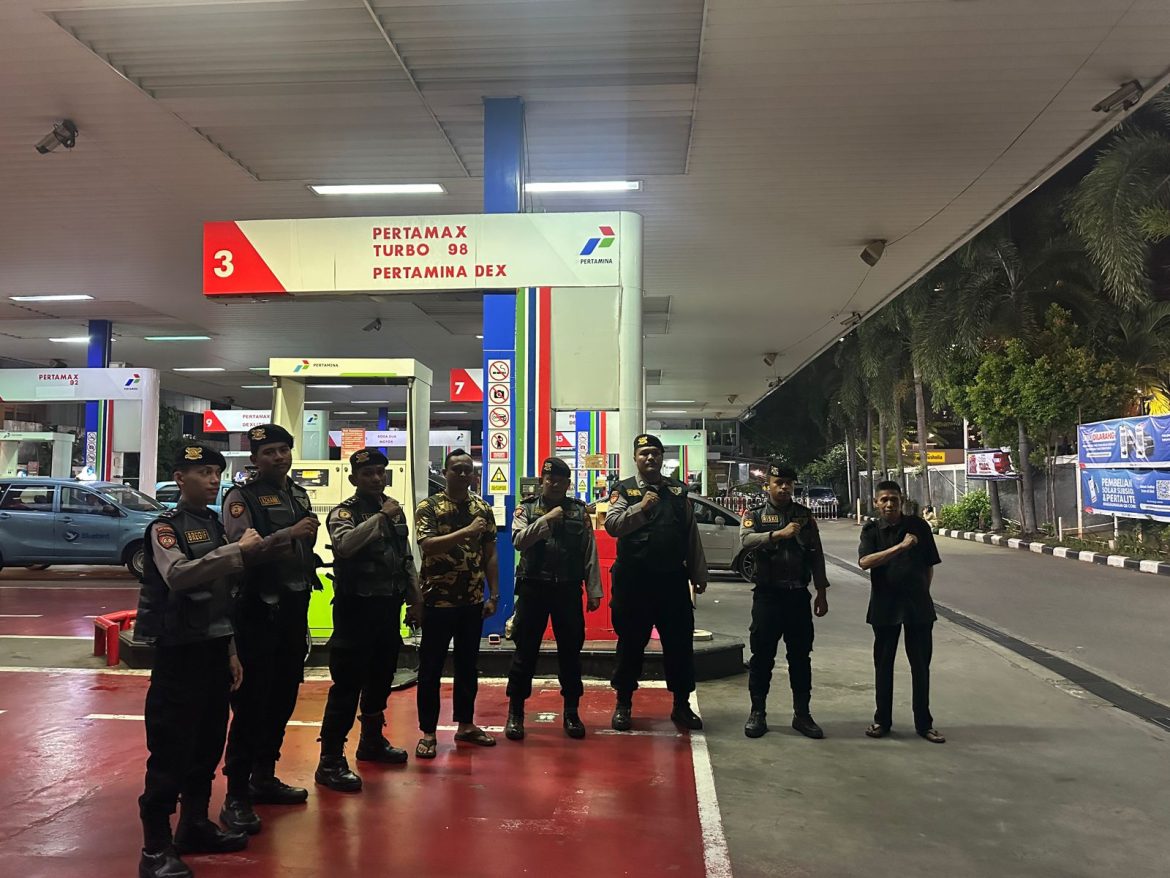 Cegah Praktik Kecurangan, Tim Patroli Presisi Polres Jakut Beri Himbauan Di SPBU Kelapa Gading.