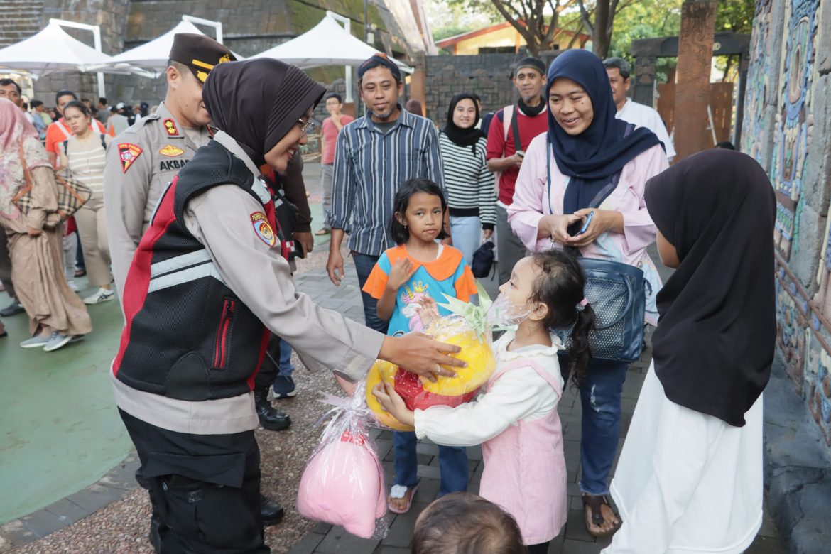 Kapolres Dan Polwan Jakut Bagi Boneka ke Pengunjung Anak di Ancol