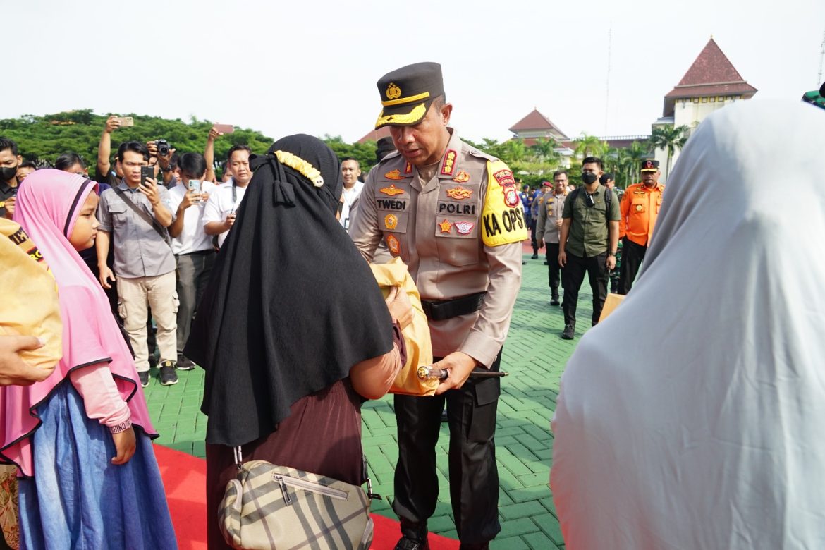 Kapolres Metro Bekasi Dan Forkopimda Kabupaten Bekasi Berikan Baksos Ramadhan Presisi di Lapangan Plaza Pemda