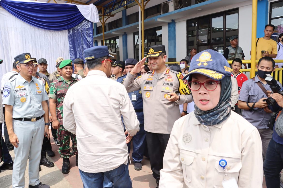 Kapolres Metro Depok Dampingi Menhub Lepas Pemberangkatan Program Mudik Gratis di Terminal Jatijajar