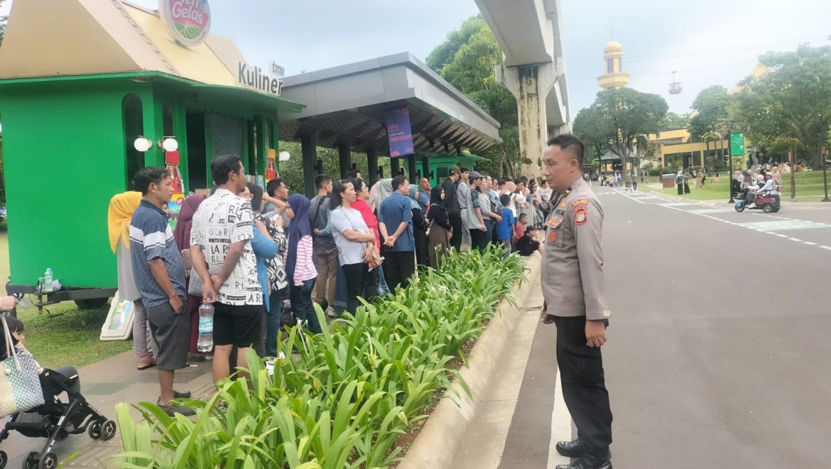 Libur lebaran Tiba, Polisi Berikan Pengamanan Bagi Pengunjung di TMII