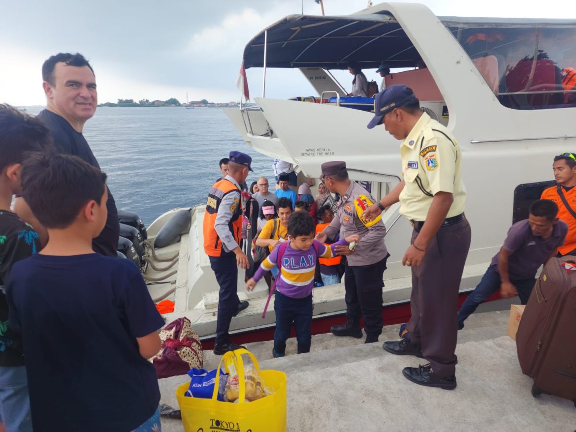 Polres Kepulauan Seribu Mengawal Kedatangan Wisatawan dengan Humanis