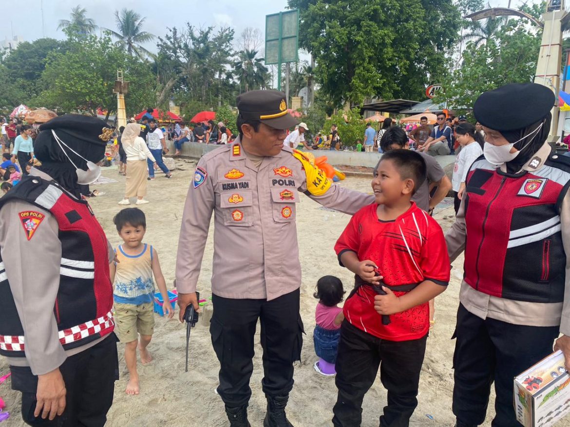 Setelah Boneka, Kini Polisi Bagi Mobil Mainan ke Pengunjung Anak Laki-laki di Ancol