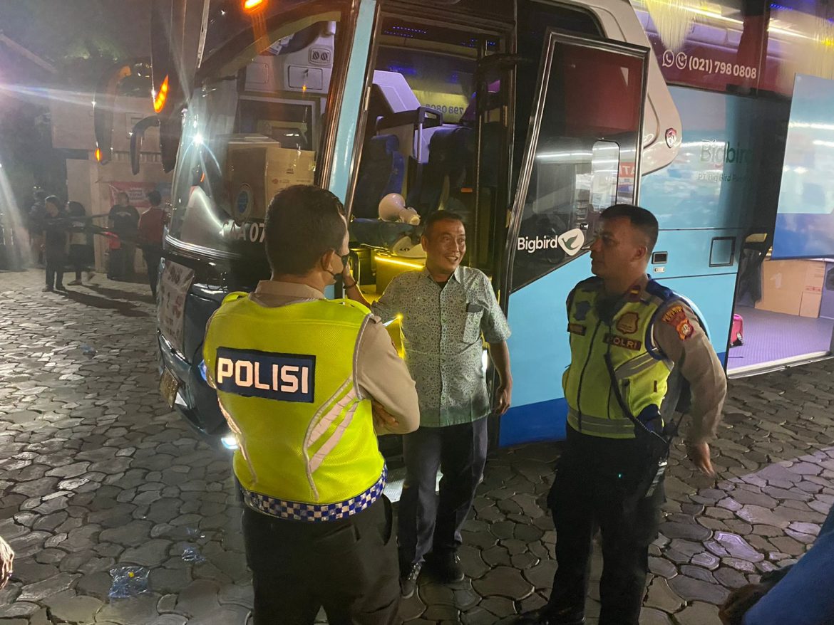 Polres Metro Depok Gelar Ramp Check Untuk Pastikan Kelayakan Bus Pariwisata