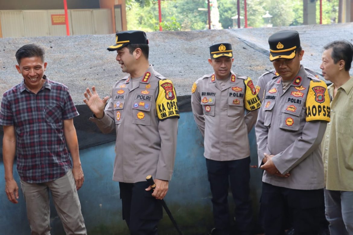 Kapolres Metro Depok Pimpin Langsung Pengamanan Waisak di Wihara Gayatri Tapos