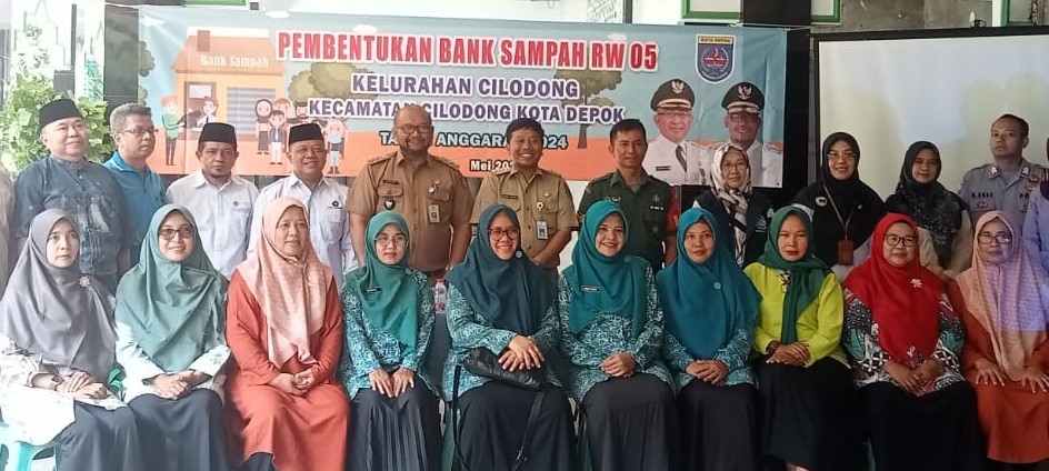 Peduli Kebersihan, Bhabinkamtibmas Kelurahan Cilodong Turut Serta Dalam Program Bank Sampah RW 05 Cilodong