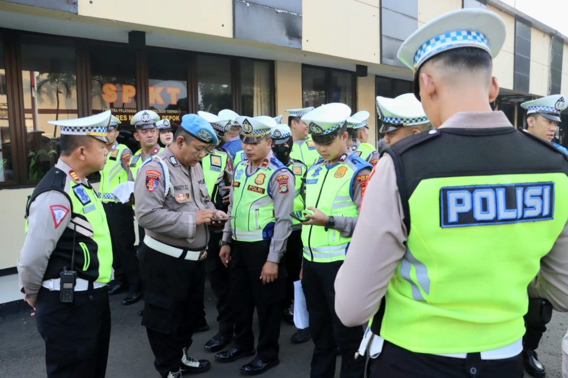 Apel Pengecekan Sikap Tampang, Kelengkapan Surat Identitas, serta Pemeriksaan Aplikasi Judol Di Handphone Personel Polres Metro Depok