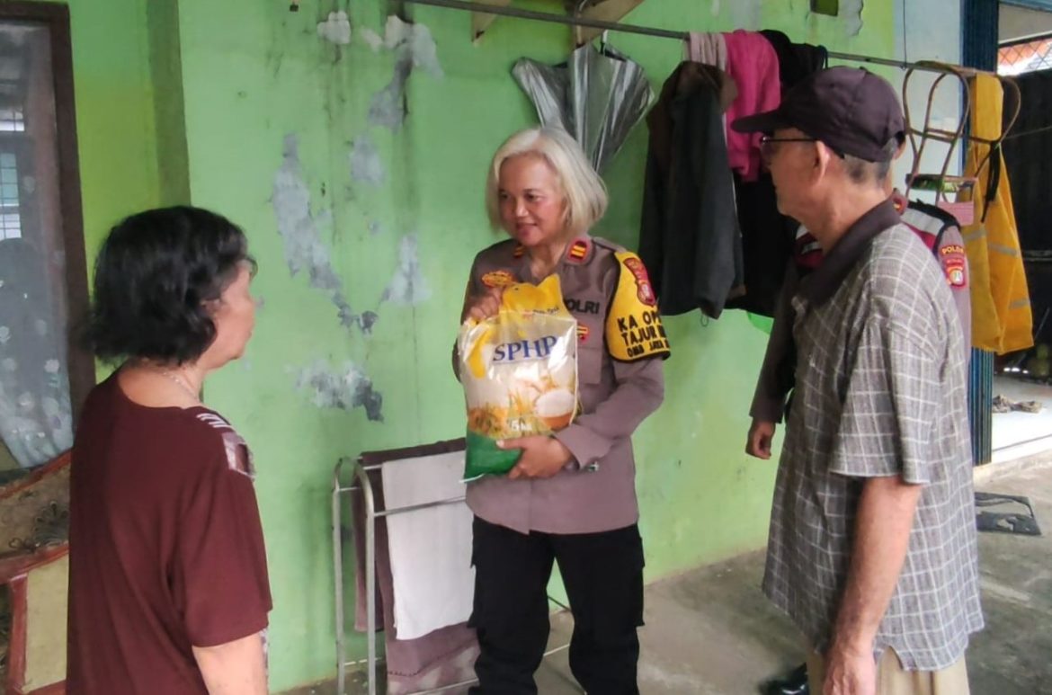 Polsek Tajurhalang Berikan Bantuan 50 Paket Sembako Kepada Masyarakat