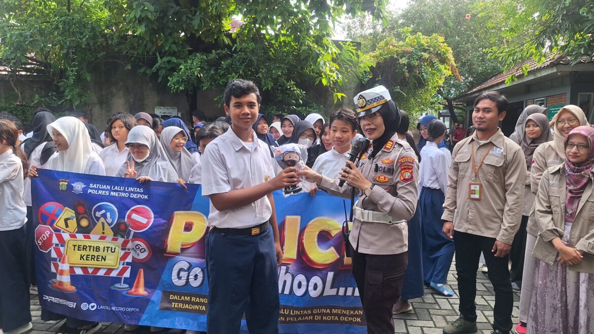 AJAK PELAJAR TERTIB BERLALULINTAS, SATLANTAS POLRES METRO DEPOK LAKSANAKAN KEGIATAN POLICE GO TO SCHOOL