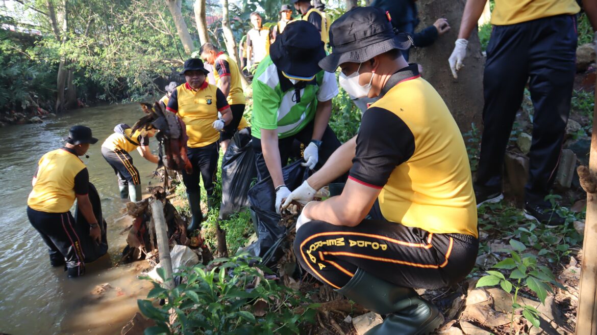 Polres Metro Depok Gelar Kurve Bersama, Bakti Sosial, Penanaman Pohon Serta Pembersihan Aliran Sungai Dalam Rangka Hari Bhayangkara Ke-78 Tahun