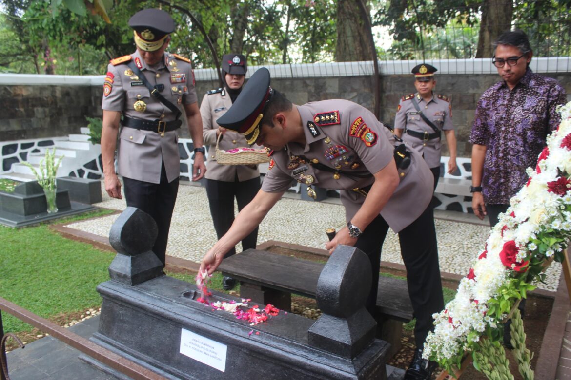 Tabur Bunga Polres Metro Depok di Makam Jenderal Polisi Purnawirawan Hoegeng Iman Santoso