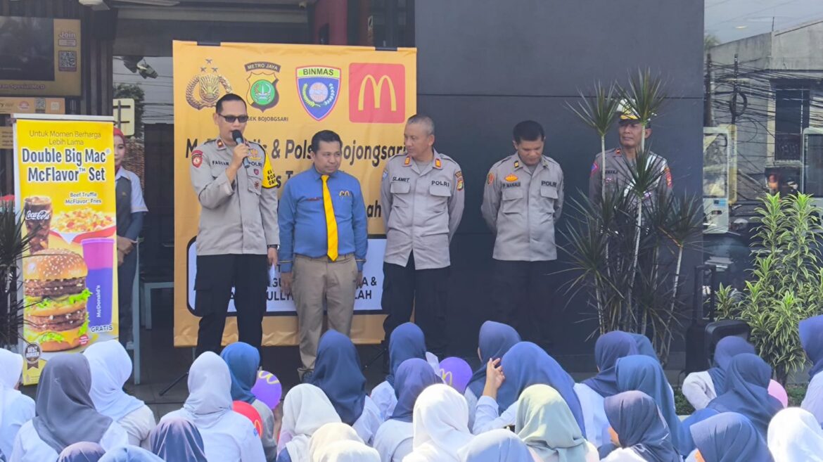 Polsek Bojongsari Adakan “Police Go to School” di SMP-SMK Daarun Nikmah