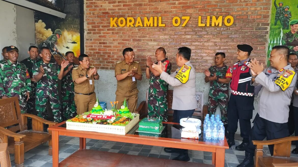 Kapolsek Cinere, Camat Cinere, dan Camat Limo Berikan Kejutan ke Koramil 07 Limo pada HUT TNI ke-79