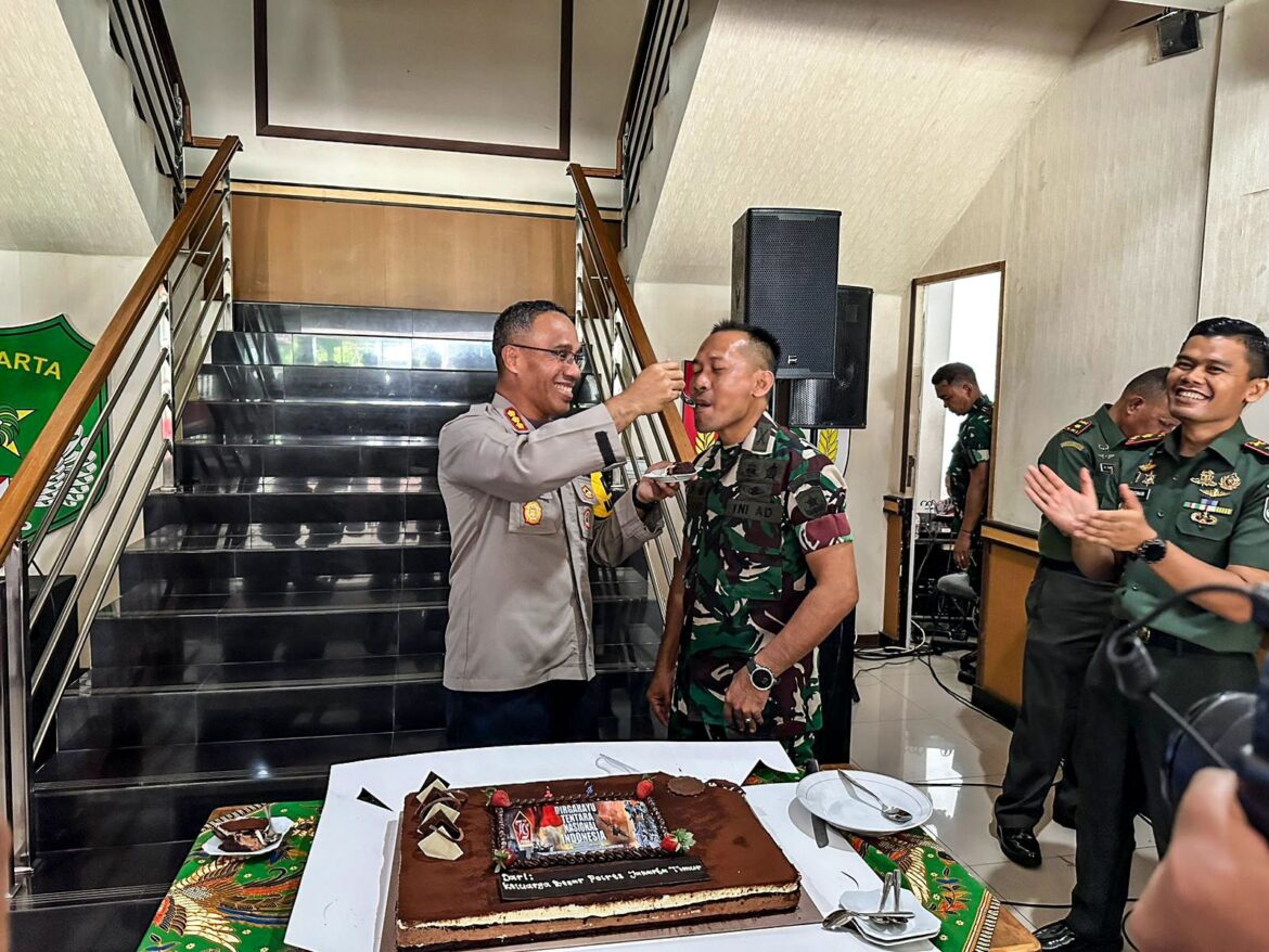 Kapolres Metro Jakarta Timur Berikan Surprise Ke Kodim 0505/JT Pada HUT TNI Ke 79