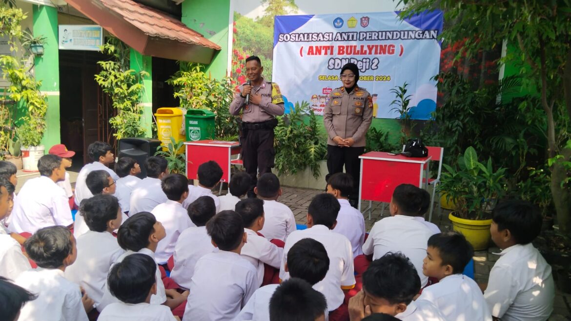 POLICE GOES TO SCHOOL: Bhabinkamtibmas Kelurahan Beji Berikan Penyuluhan di SDN Beji 2