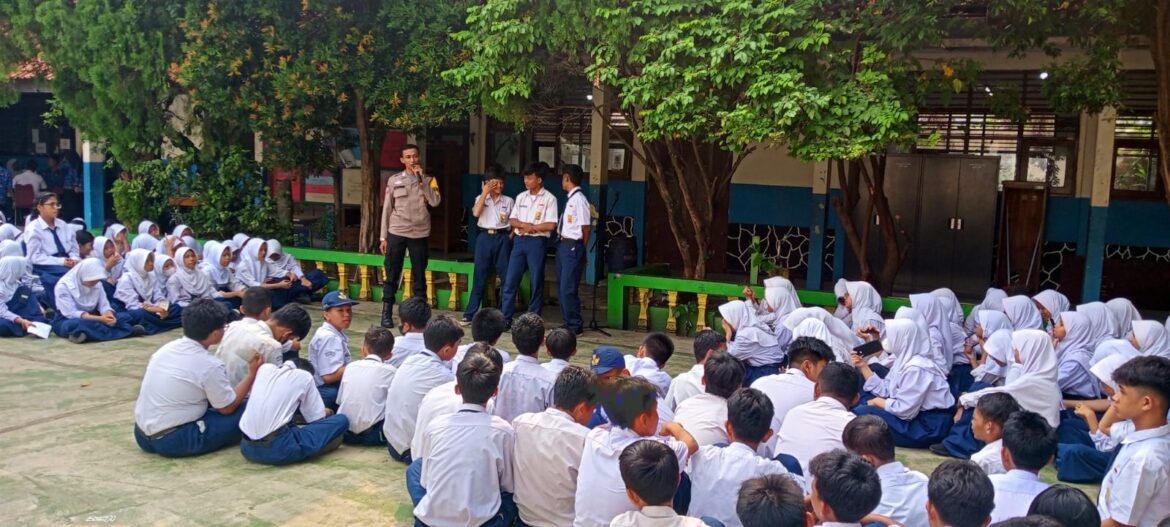 Police Go To School: Binmas Polsek Sukmajaya Berikan Penyuluhan di SMP Negeri 33 Depok