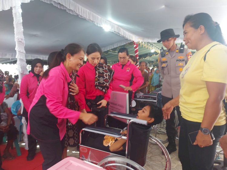 Bantuan Bhayangkari untuk Masyarakat Rote Ndao: Ny. Juliati Sigit Prabowo Berbagi Kebaikan dengan Ribuan Paket Bansos Bagi Masyarakat dan Anak Sekolah