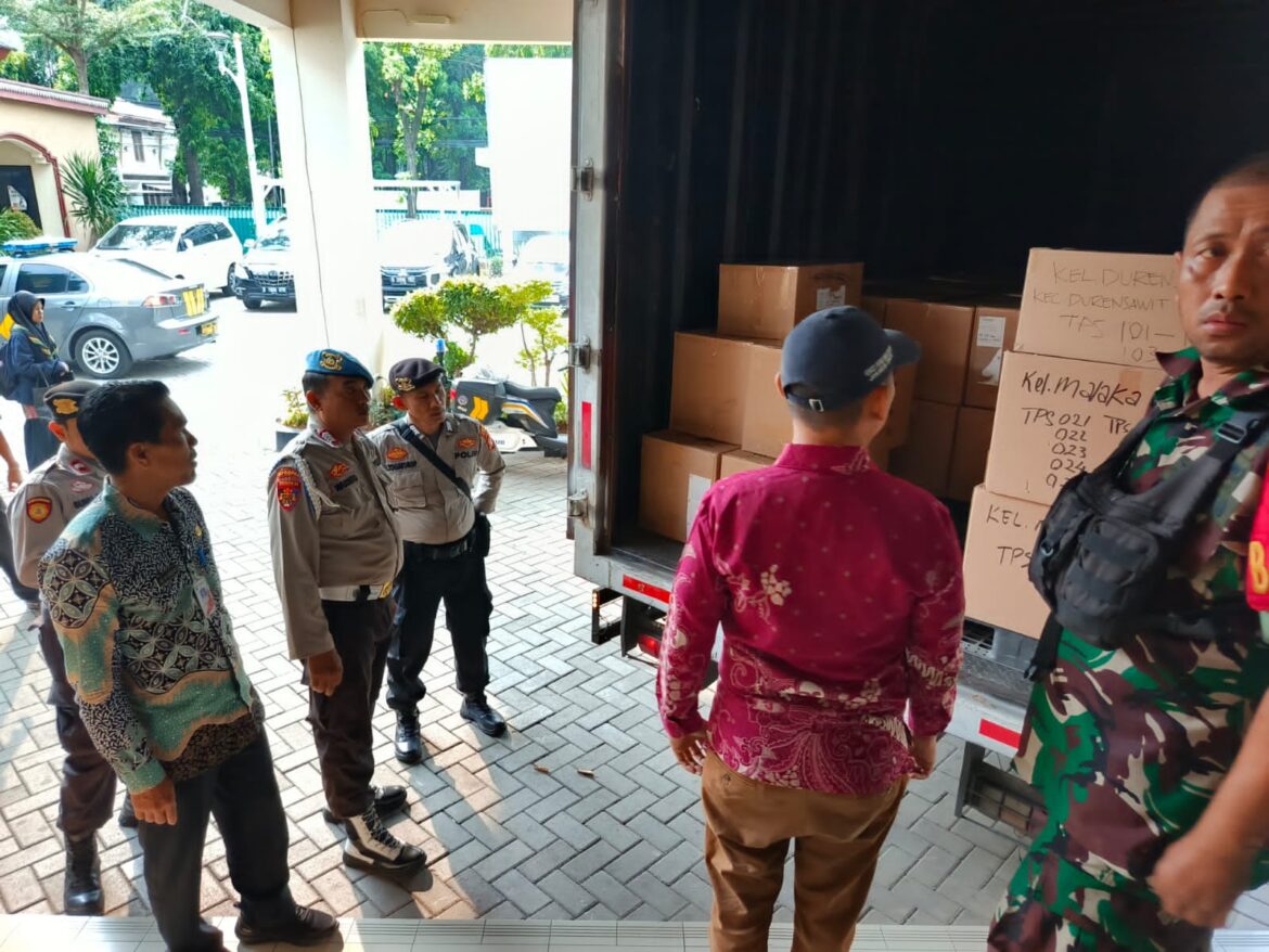 Polsek Duren Sawit amankan pendistribusian Logistik KPU tahap III dari KPU Jakarta Timur