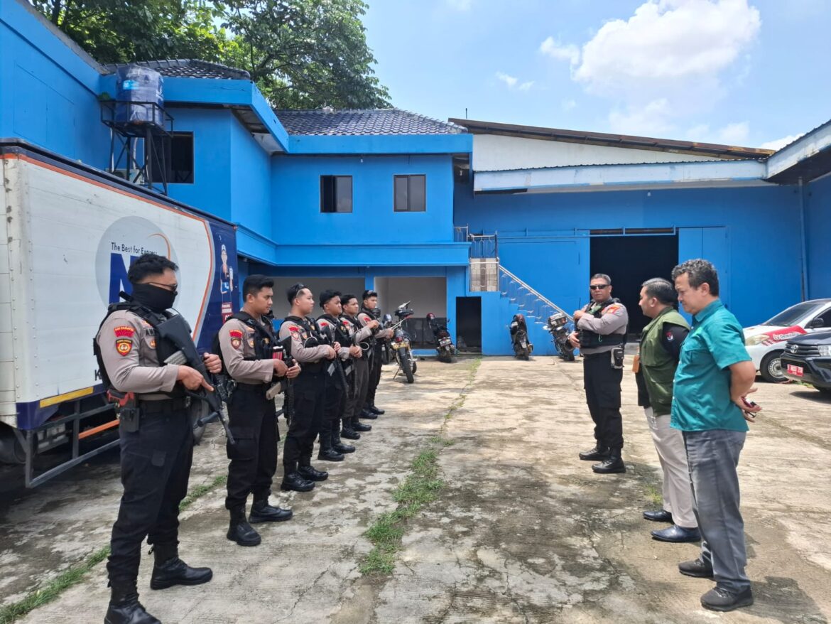 Pengamanan Pendistribusian Logistik Pilkada dari Gudang Logistik KPU Kota Depok ke PPK Kecamatan