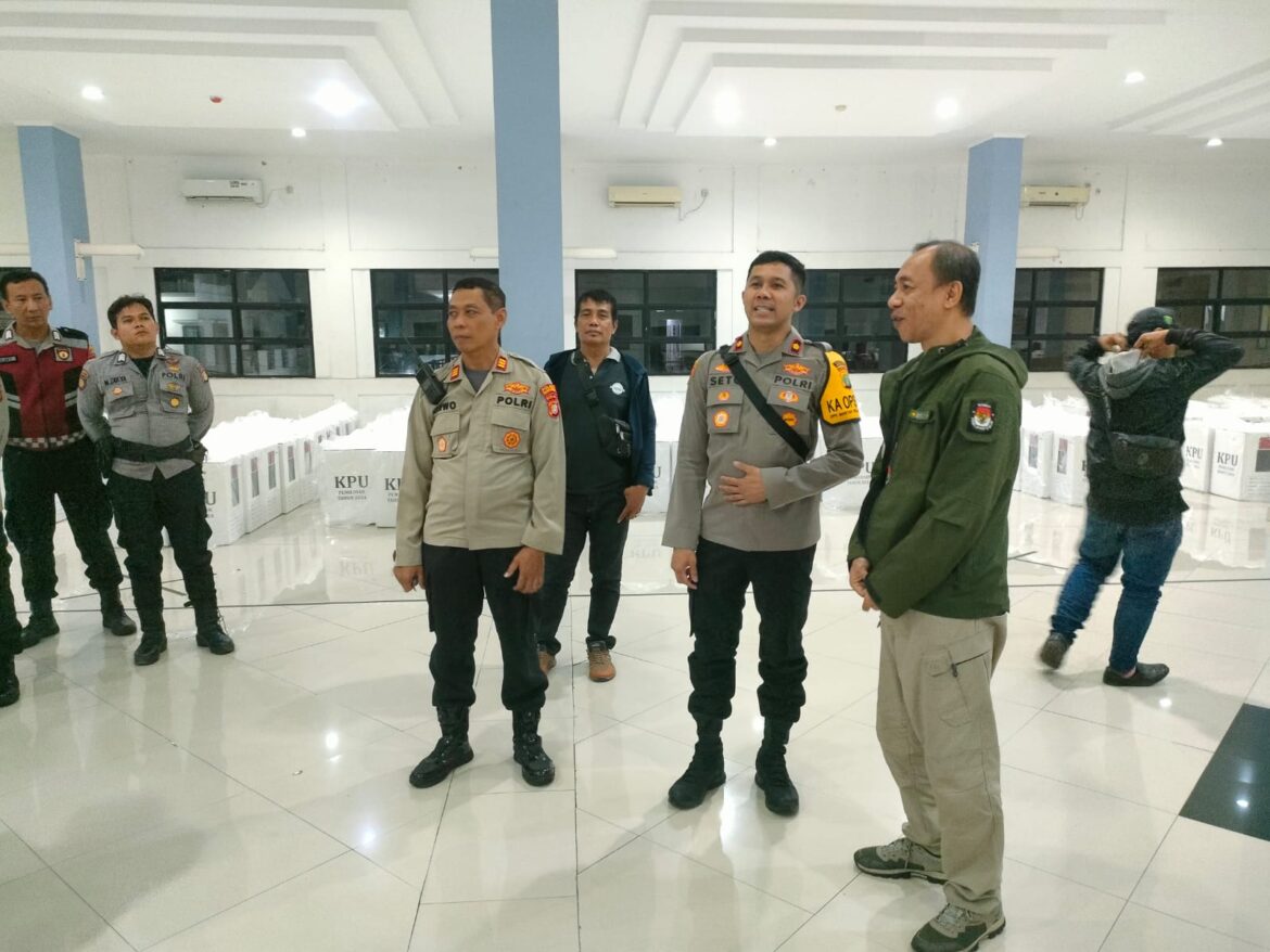 Kapolsek Kelapa Gading Pengamanan/Pengecekan Rekapitulasi penghitungan suara Cagub dan Cawagub DKI Jakarta di Gedung PPK Kelapa Gading